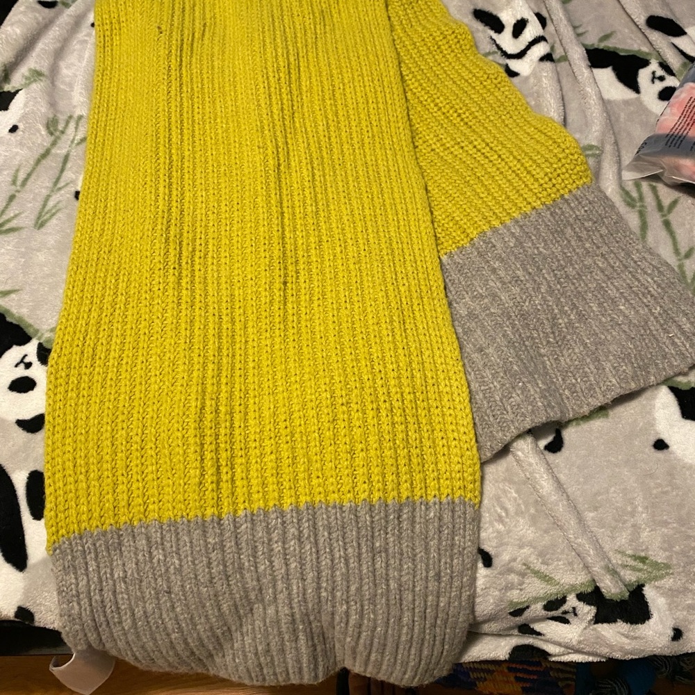 Warm Gap Knitted Scarf